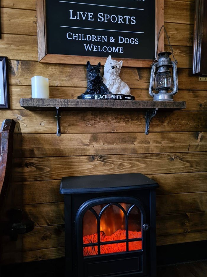 Casal inglês constrói um Pub no quintal fireplace live sports children dogs welcome blackwhite | Curiosidades | casa, casinha, construção, curioso, madeira, pub