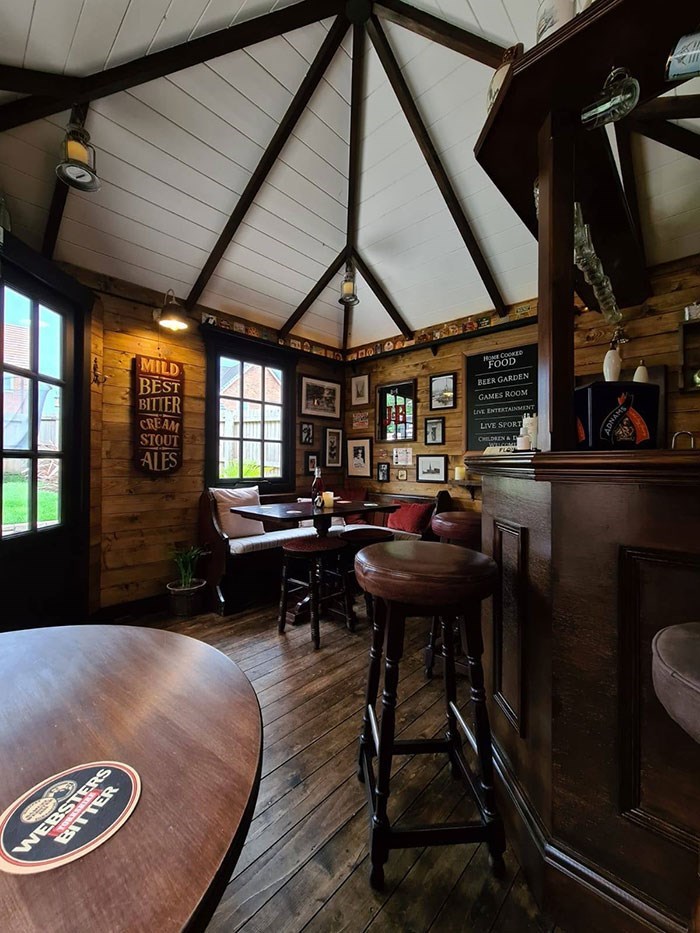 Casal inglês constrói um Pub no quintal food beer garden games room tve entertainment live sport childrena e flo websters bitter adnam | Curiosidades | casa, casinha, construção, curioso, madeira, pub