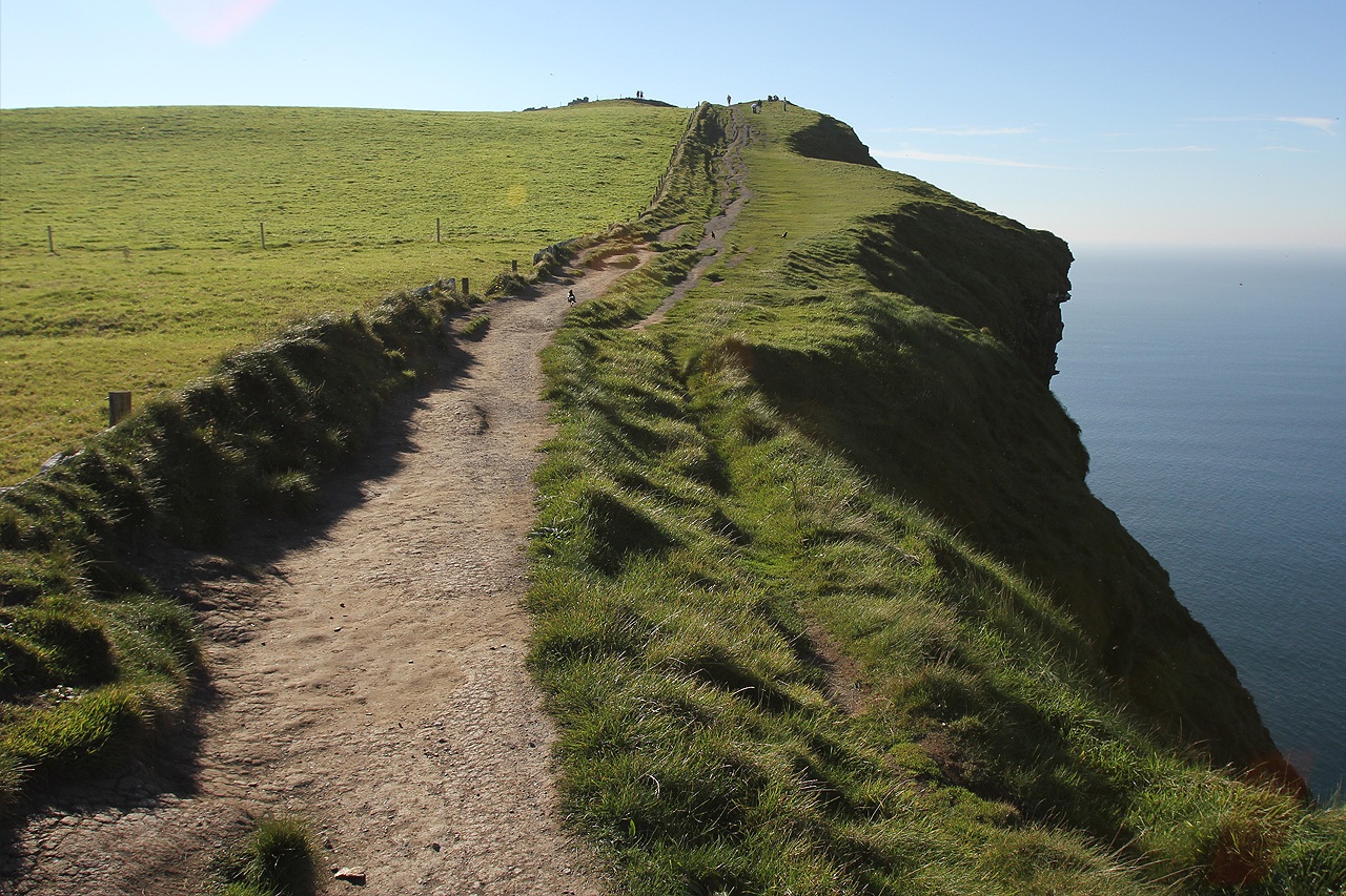 O penhasco de Moher forbidden trails at the c | Lugares | curioso, Irlanda, lugares