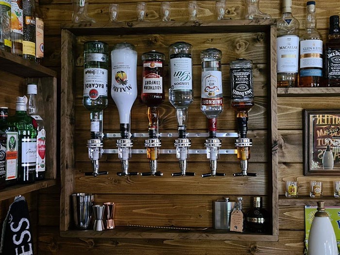 Casal inglês constrói um Pub no quintal goods whi an macallan glen keit jmk d whiee comfort southern noanot rin bacardi smirnofef tun | Curiosidades | casa, casinha, construção, curioso, madeira, pub