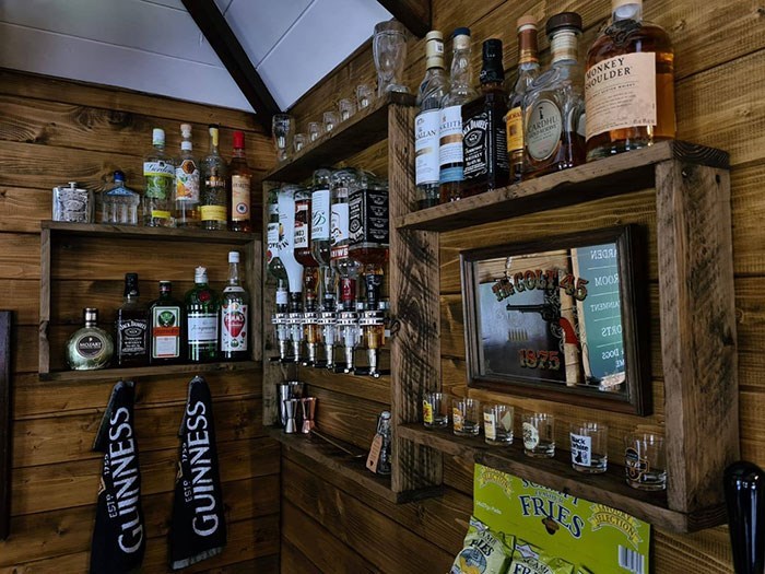 Casal inglês constrói um Pub no quintal packaged goods wonkey voulder an moos 2tao 1875 200d frieston ies sarad guinness guinness | Curiosidades | casa, casinha, construção, curioso, madeira, pub