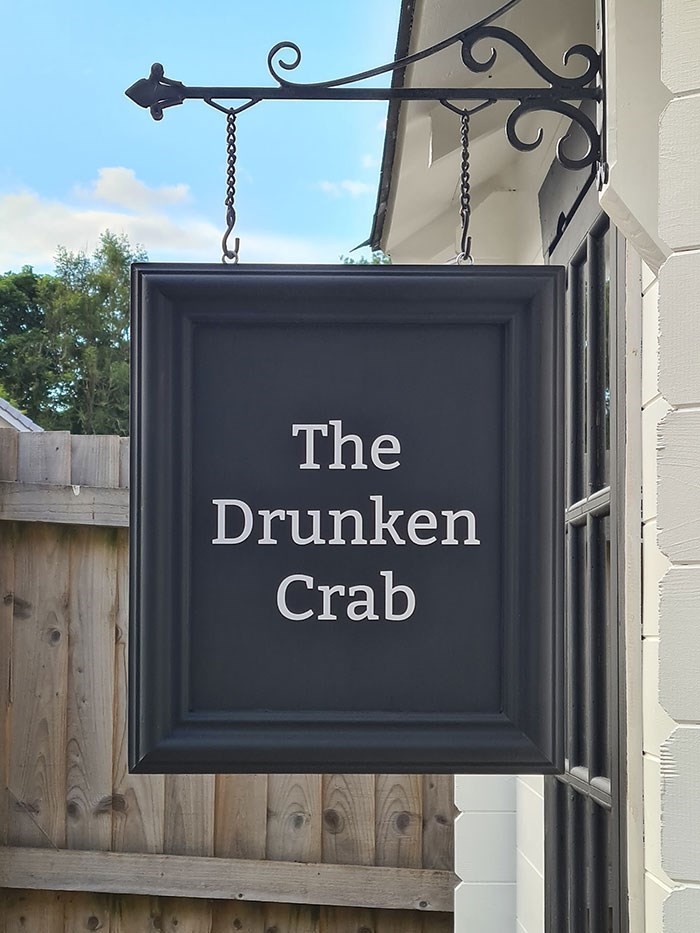 Casal inglês constrói um Pub no quintal picture frame drunken crab | Curiosidades | casa, casinha, construção, curioso, madeira, pub