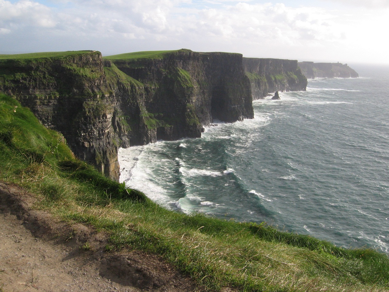 O penhasco de Moher stock photo 18276245 cliffs of moher1 | Lugares | curioso, Irlanda, lugares