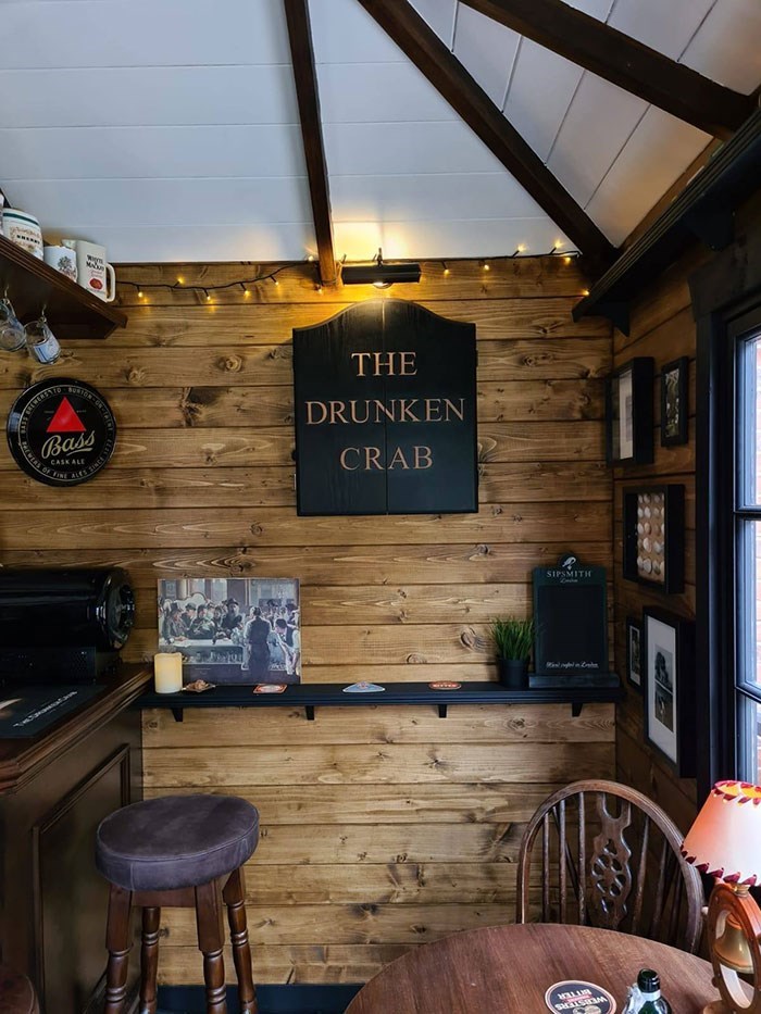 Casal inglês constrói um Pub no quintal stool drunken bass crab cask ale sipsmith | Curiosidades | casa, casinha, construção, curioso, madeira, pub