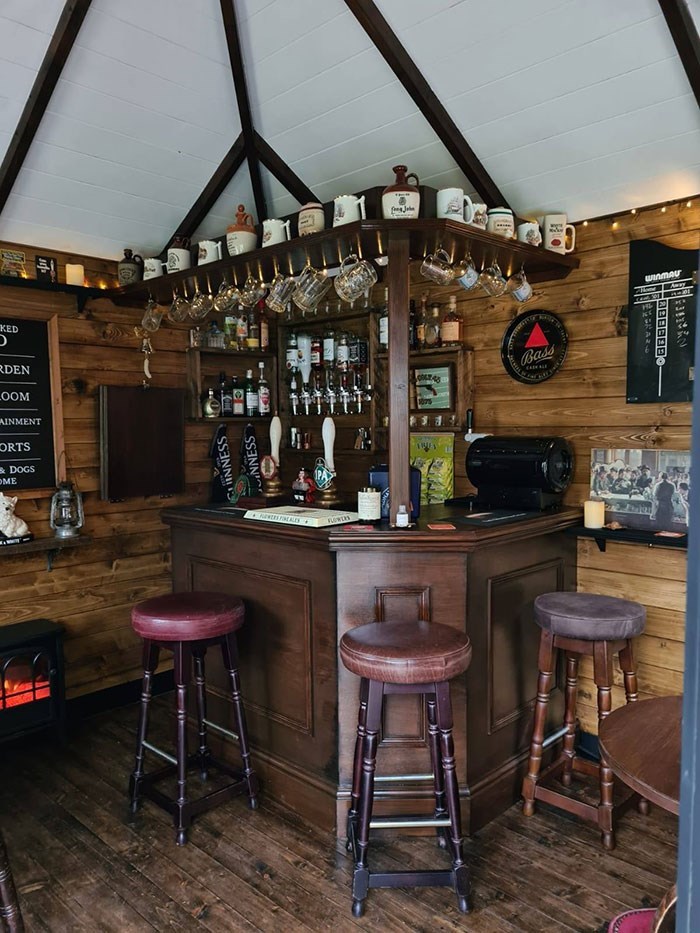Casal inglês constrói um Pub no quintal stool ked rden bass loom ainment orts dogs ome fowers ciinness nness | Curiosidades | casa, casinha, construção, curioso, madeira, pub