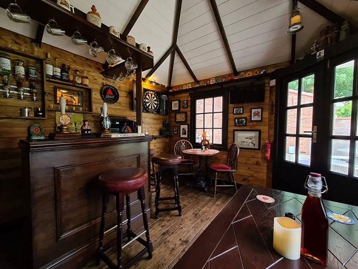 Casal inglês constrói um Pub no quintal stool | Curiosidades | casa, casinha, construção, curioso, madeira, pub