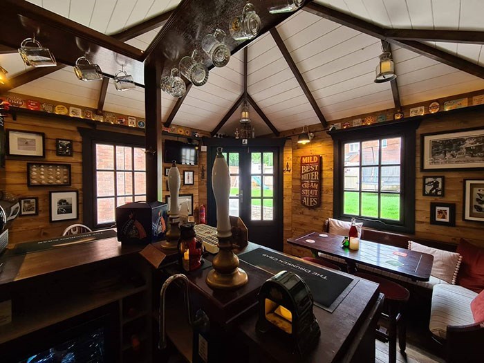 Casal inglês constrói um Pub no quintal window mild best nter eam stout ales | Curiosidades | casa, casinha, construção, curioso, madeira, pub