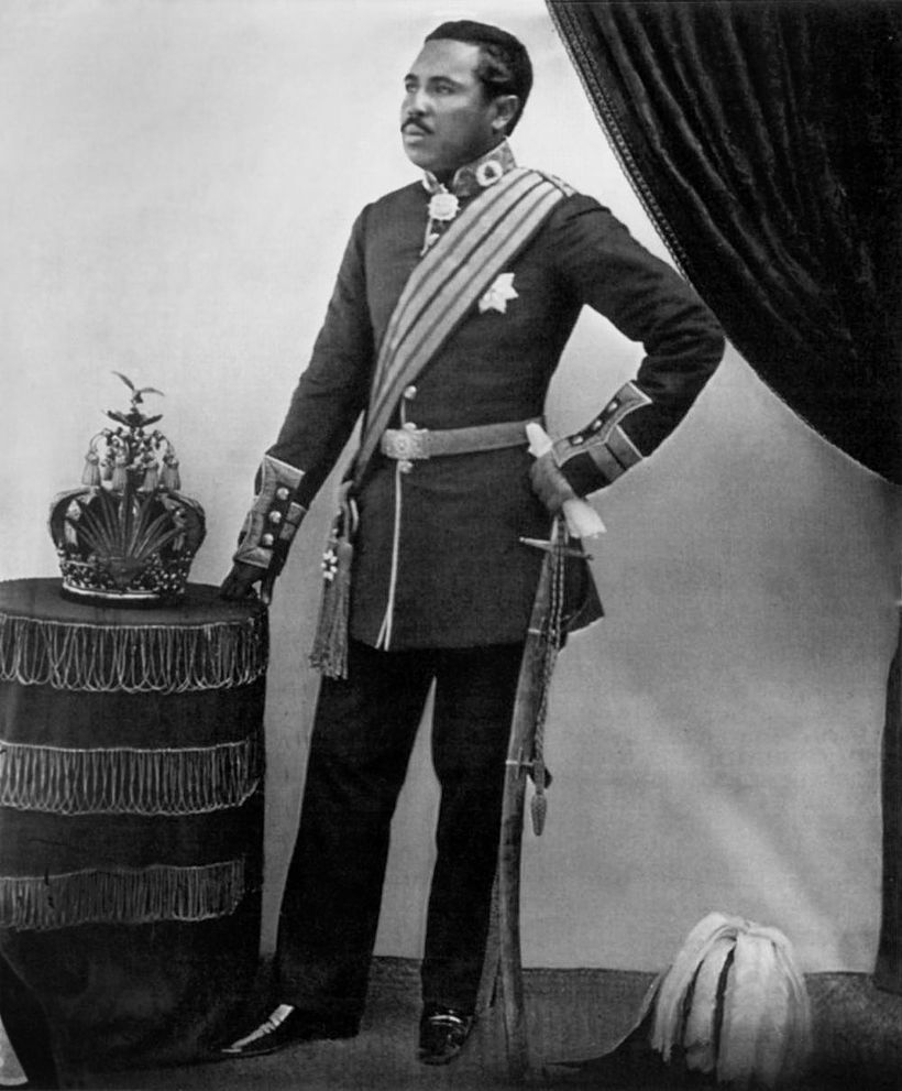 A sangrenta história da rainha de Madagascar Radama II with crown | Curiosidades | curiosidades, Madagascar, mortes