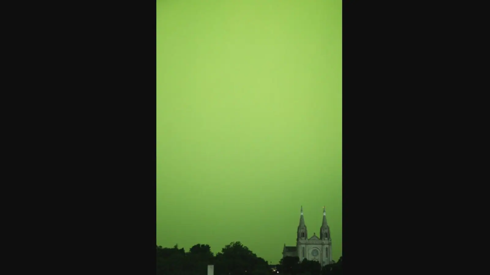 Raro fenômeno atmosférico deixa o tempo verde nos EUA Twitter Image Sci Fi South Dakota Green Sky 1657191252416 1657191272975 | Curiosidades | bizarro, clima, curioso, fenômeno, incrível, meteorologia