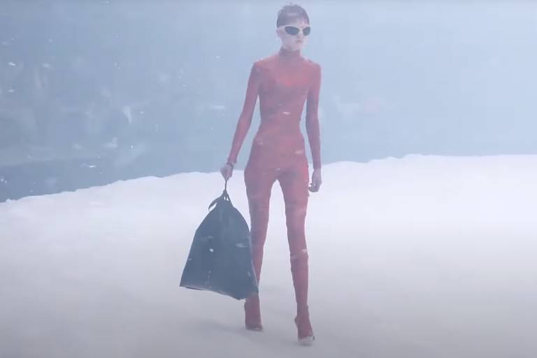 Depois do Tênis sujo e das calças manchadas, a bolsa que parece saco de lixo | Bizarro | bizarro, curioso, moda