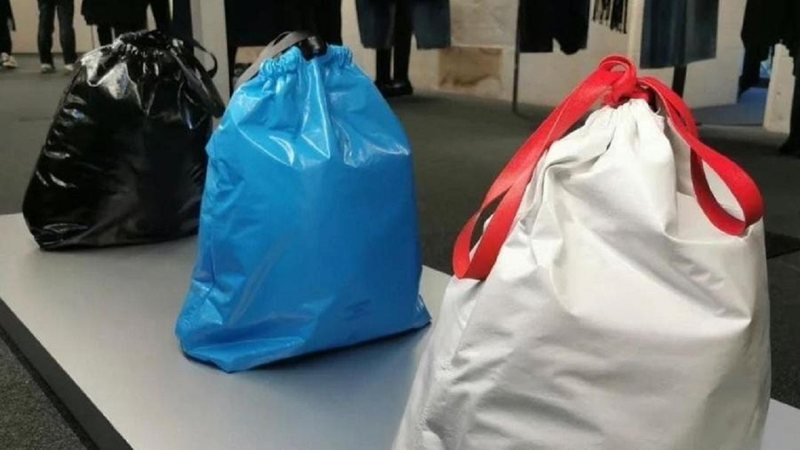 Depois do Tênis sujo e das calças manchadas, a bolsa que parece saco de lixo bolsa balenciaga widelg | Bizarro | bizarro, curioso, moda