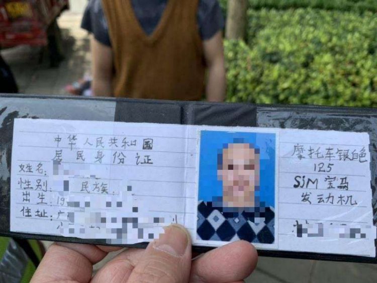Sujeito burro demais para passar numa prova de autoescola resolve o problema fazendo sua própria CNH com canetinhas handwritten drivers license 750x563 1 | Bizarro | burro, carteira, china, chinês, maluco, polícia, preguiça, trânsito