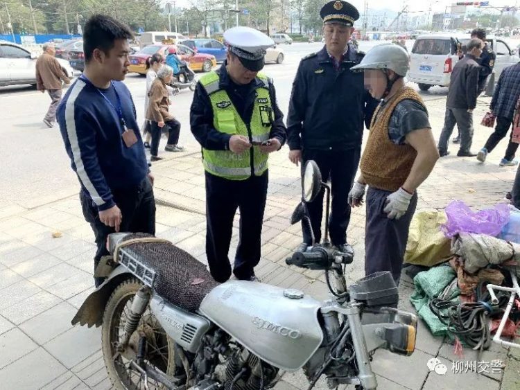 Sujeito burro demais para passar numa prova de autoescola resolve o problema fazendo sua própria CNH com canetinhas handwritten drivers license3 750x563 1 | Bizarro | burro, carteira, china, chinês, maluco, polícia, preguiça, trânsito