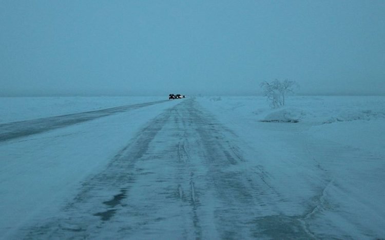 A estrada mais bizarra da Europa tem um limite de velocidade estranho e é proibido usar cinto de segurança ice road 750x468 1 | Lugares | bizarro, europa, lugares