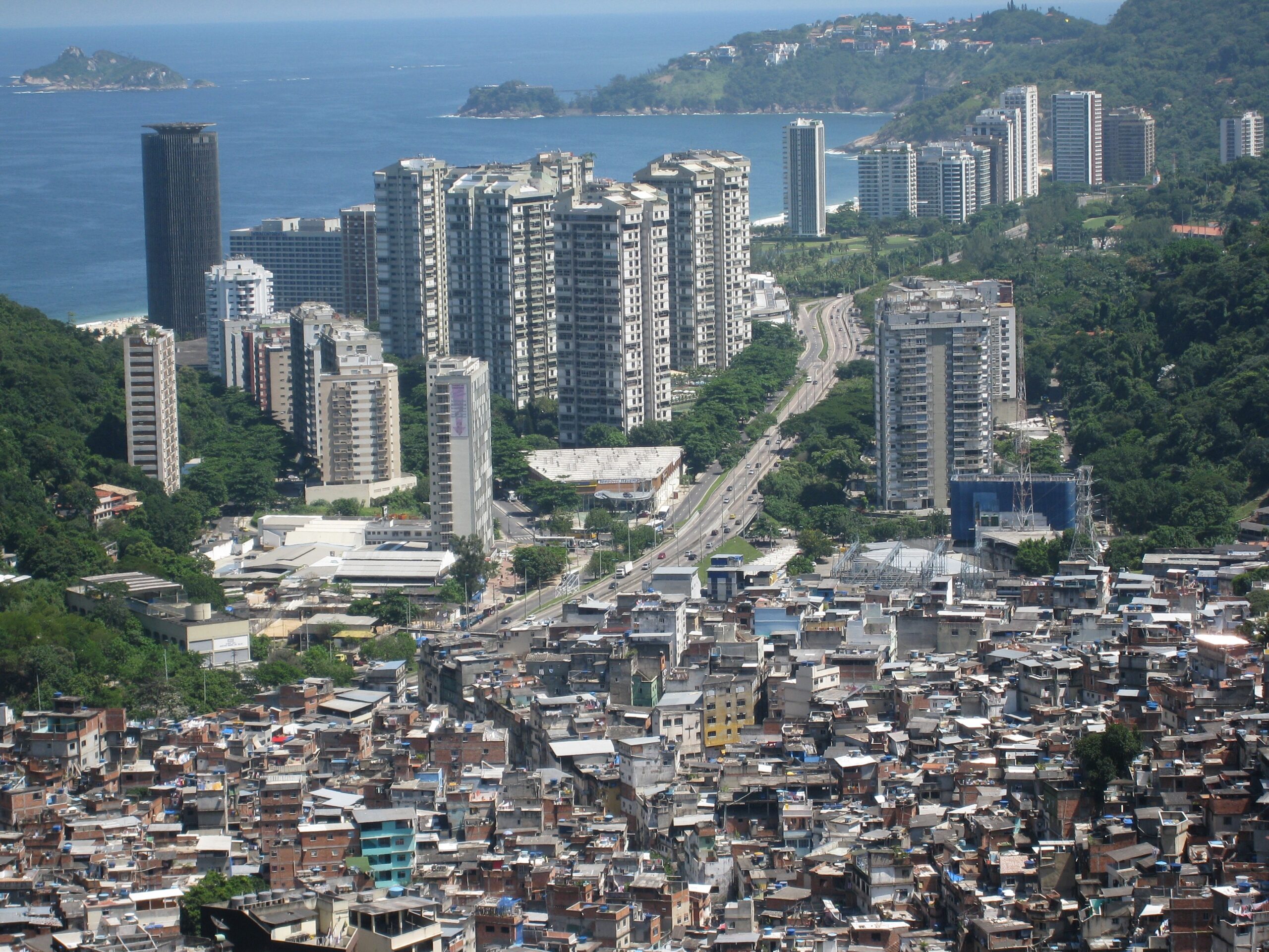 Brasil: Um país repleto de bandidos rocinha favela brazil slums scaled | Textos | Brasil, crime, Textos, violência