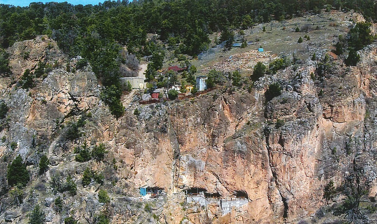 Sonha em ser o Batman? Confira essa casa feita numa caverna 87141195 original | Arquitetura | casa, caverna, compra, imóvel