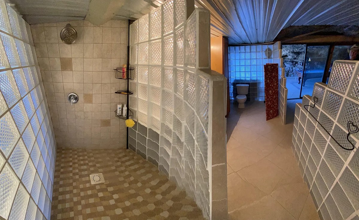 Sonha em ser o Batman? Confira essa casa feita numa caverna 87141986 original | Arquitetura | casa, caverna, compra, imóvel
