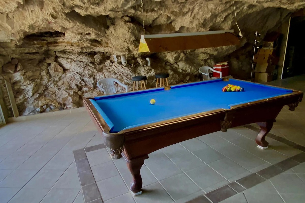 Sonha em ser o Batman? Confira essa casa feita numa caverna 87142671 original | Arquitetura | casa, caverna, compra, imóvel