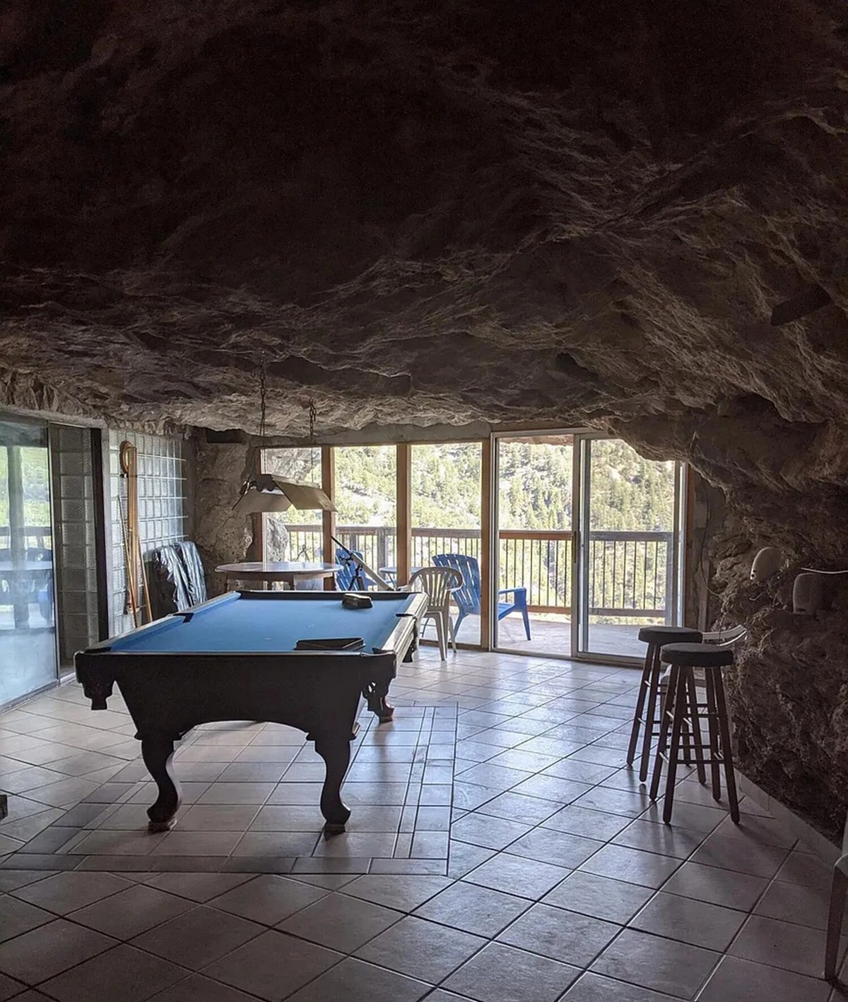 Sonha em ser o Batman? Confira essa casa feita numa caverna 87143024 original | Arquitetura | casa, caverna, compra, imóvel