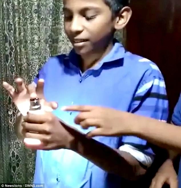 O menino que consegue acender uma lâmpada apenas tocando 02064321 | Incrível | bizarro, curioso, incrível