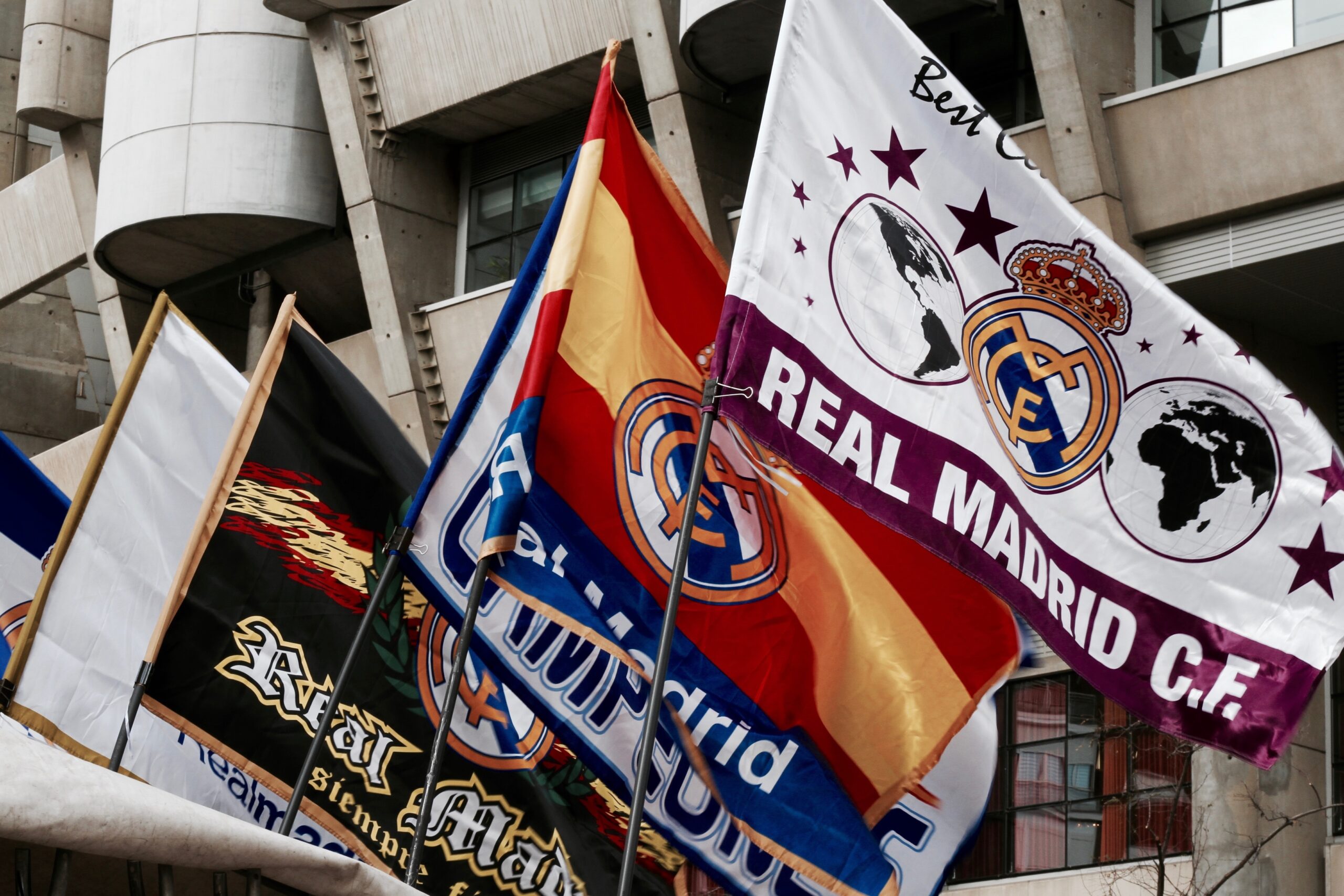 Mundial de Clubes FIFA: confira as principais curiosidades do torneio advertising banner soccer drink football flags demonstration bernabeu real madrid 1209008 scaled | Dicas | dicas, futebol