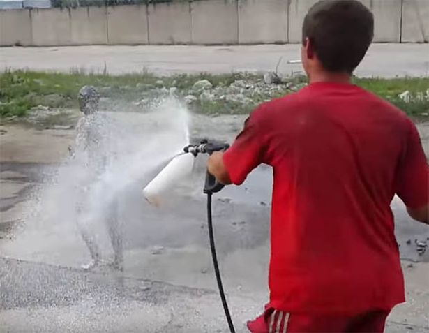 Russo maluco pula numa piscina de óleo para se exibir article15580302 | Bizarro | bizarro, darwin awards, estúpido, video