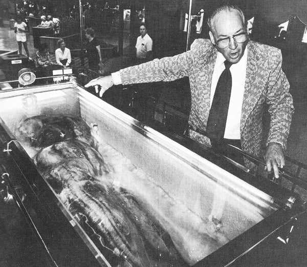 A estranha história do homem que matou o Pé Grande Hansen with Iceman 600 px tiny Jan 2017 Tetrapod Zoology | Curiosidades | bigfoot, bizarro, incrível, pe grande, polêmica