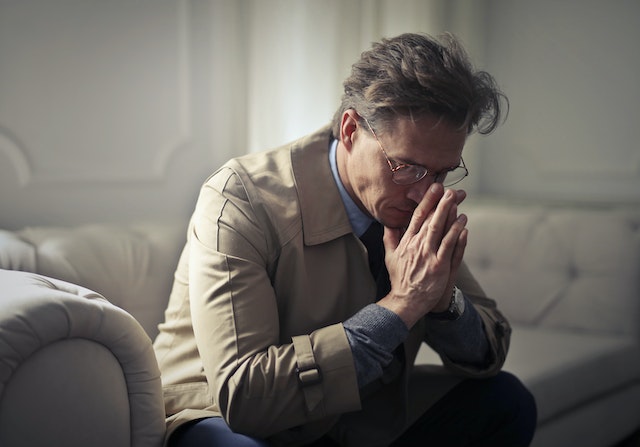 Desânimo: Como Superar e Encontrar Novas Fontes de Energia pexels andrea piacquadio 3772618 1 | Dicas | Autocuidado e bem-estar emocional, Crescimento pessoal e inspiração, desânimo, dia-a-dia, dicas, Dicas para restaurar a vitalidade, Encontrar fontes de energia, Estratégias para enfrentar o desânimo, Estratégias para lidar com momentos difíceis, Motivação pessoal, psicologia, Redescobrindo o propósito de vida, Superar desânimo