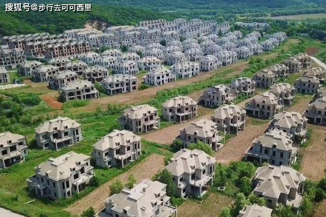 Conheça a vila repleta de mansões de luxo abandonadas na China shenyang ghost town | Curiosidades | abandono, china, estranho, lugares, mansões
