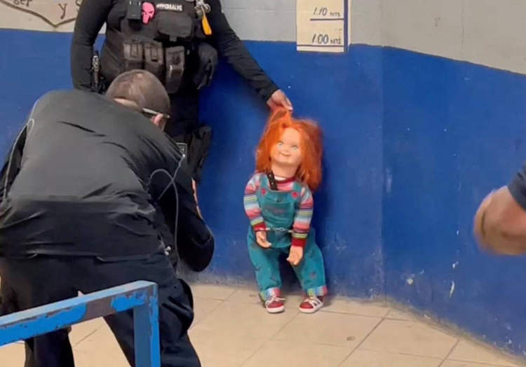 Chucky algemado com a faca dentro do macacão Chucky algemado com a faca dentro do macacão