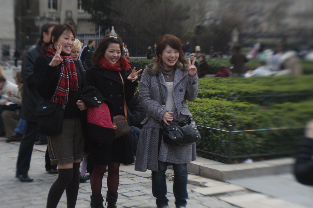 Síndrome de Paris - O que é essa misteriosa doença? Turistas chegando felizes em Paris