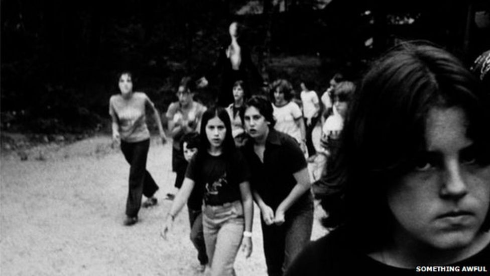 Slender Man: O mistério da criatura que motivou um crime brutal 75314661 somethingawful originalslender | Textos | criaturas, estranho, slender man, Textos