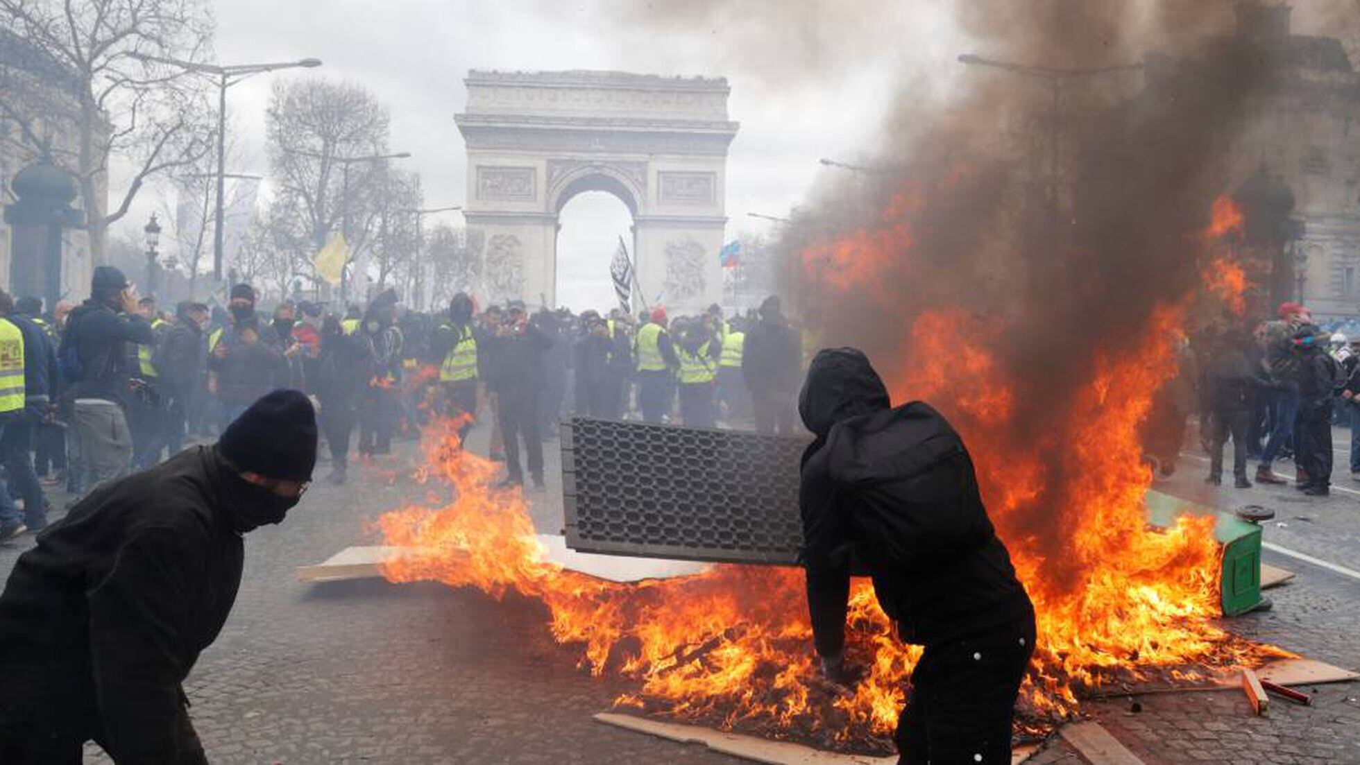 O pau torando nas ruas de Paris O pau torando nas ruas de Paris