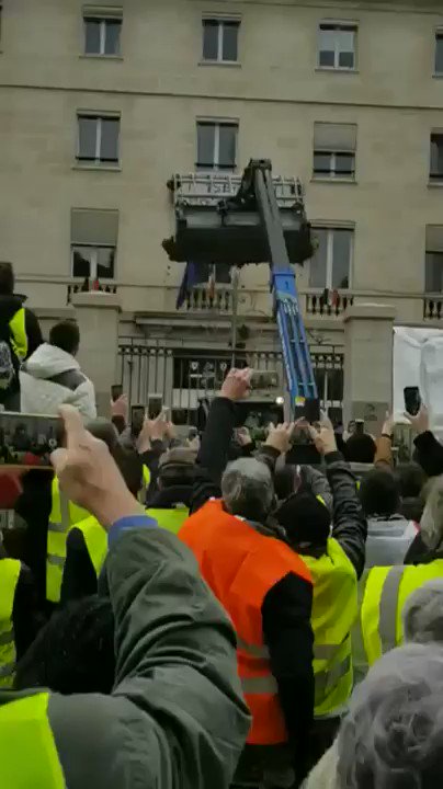 Síndrome de Paris - O que é essa misteriosa doença? Multidão revoltada joga cocô na prefeitura de Paris