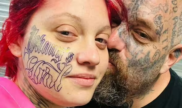tatuagem na cara ...Em nome do amor.