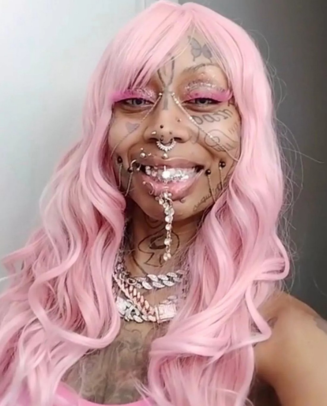 Foto gump do dia: Avó com piercings 132453484 original | Foto gump do dia | curioso, estranho, Mulher, piercing, tatuagem, vivó