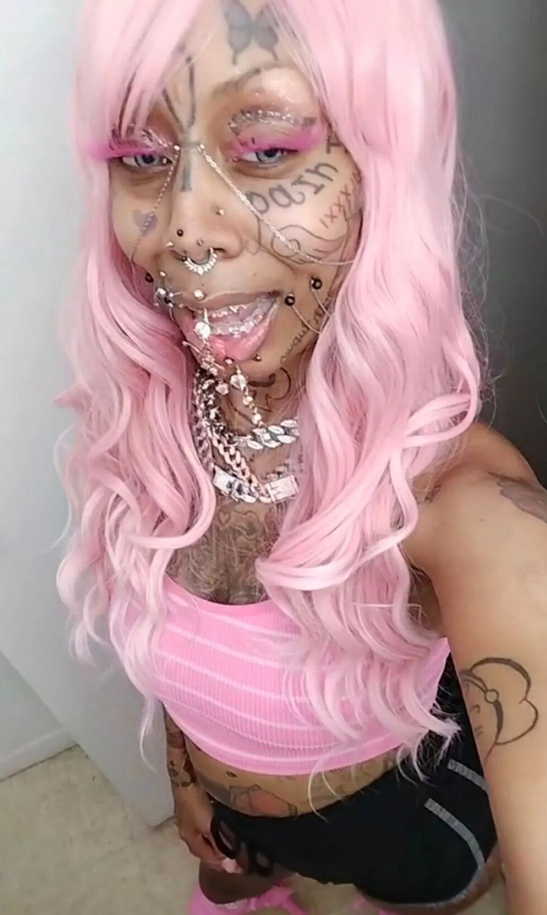 Foto gump do dia: Avó com piercings 132453822 original | Foto gump do dia | curioso, estranho, Mulher, piercing, tatuagem, vivó