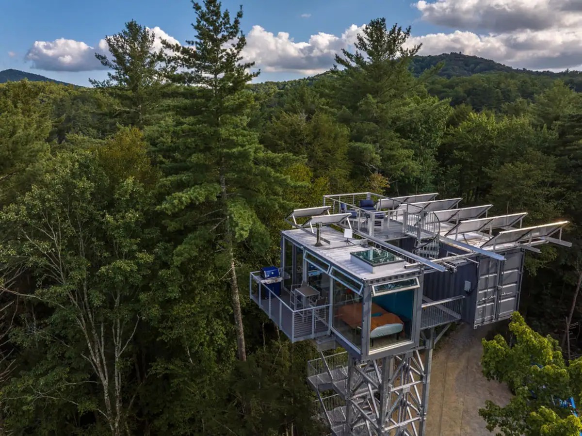 A curiosa casa de contêiner suspensa na Georgia 132543487 original | Arquitetura | arquitetura, casa, contêiner, curioso, floresta