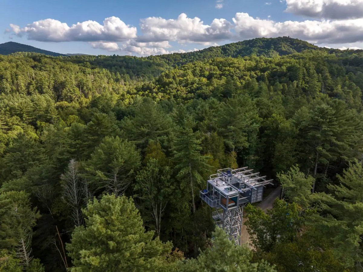 A curiosa casa de contêiner suspensa na Georgia 132543565 original | Arquitetura | arquitetura, casa, contêiner, curioso, floresta
