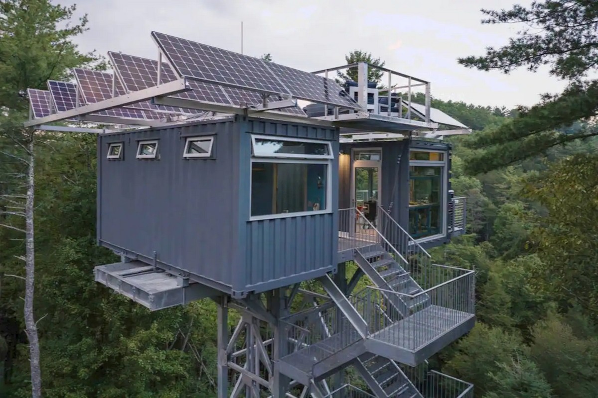 A curiosa casa de contêiner suspensa na Georgia 132544448 original | Arquitetura | arquitetura, casa, contêiner, curioso, floresta