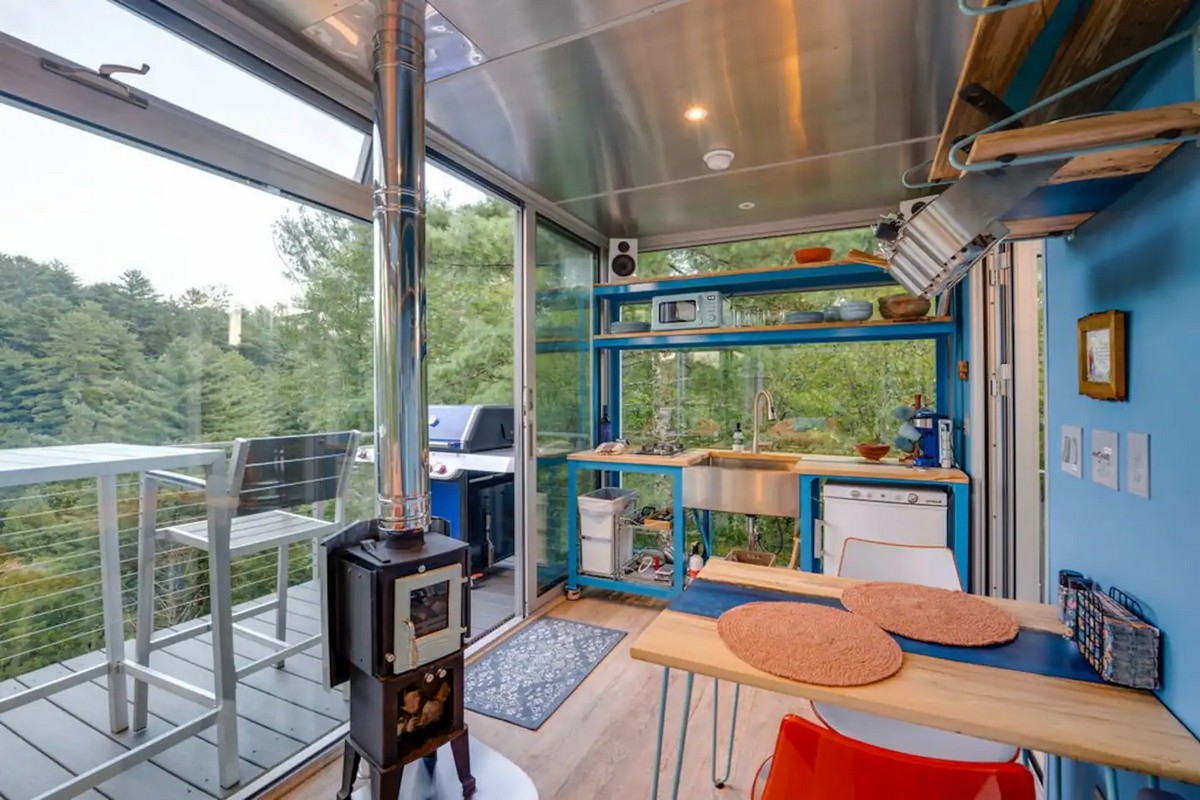 A curiosa casa de contêiner suspensa na Georgia 132544543 original | Arquitetura | arquitetura, casa, contêiner, curioso, floresta