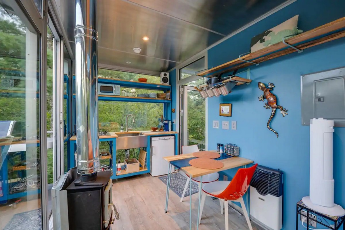 A curiosa casa de contêiner suspensa na Georgia 132545003 original | Arquitetura | arquitetura, casa, contêiner, curioso, floresta