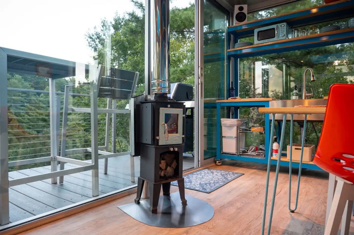 A curiosa casa de contêiner suspensa na Georgia 132545032 original | Arquitetura | arquitetura, casa, contêiner, curioso, floresta