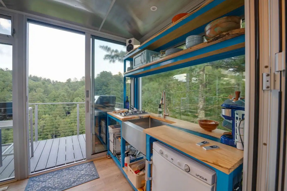 A curiosa casa de contêiner suspensa na Georgia 132545375 original | Arquitetura | arquitetura, casa, contêiner, curioso, floresta
