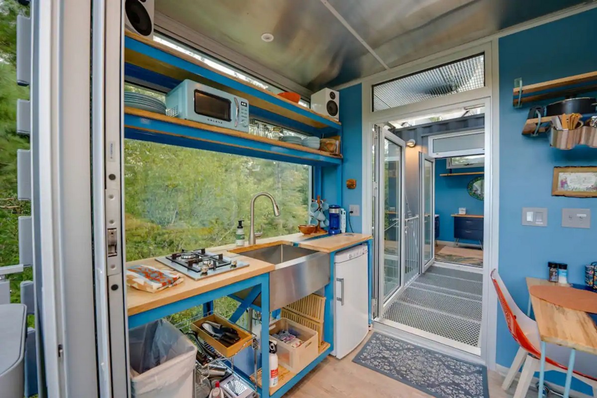A curiosa casa de contêiner suspensa na Georgia 132545723 original | Arquitetura | arquitetura, casa, contêiner, curioso, floresta