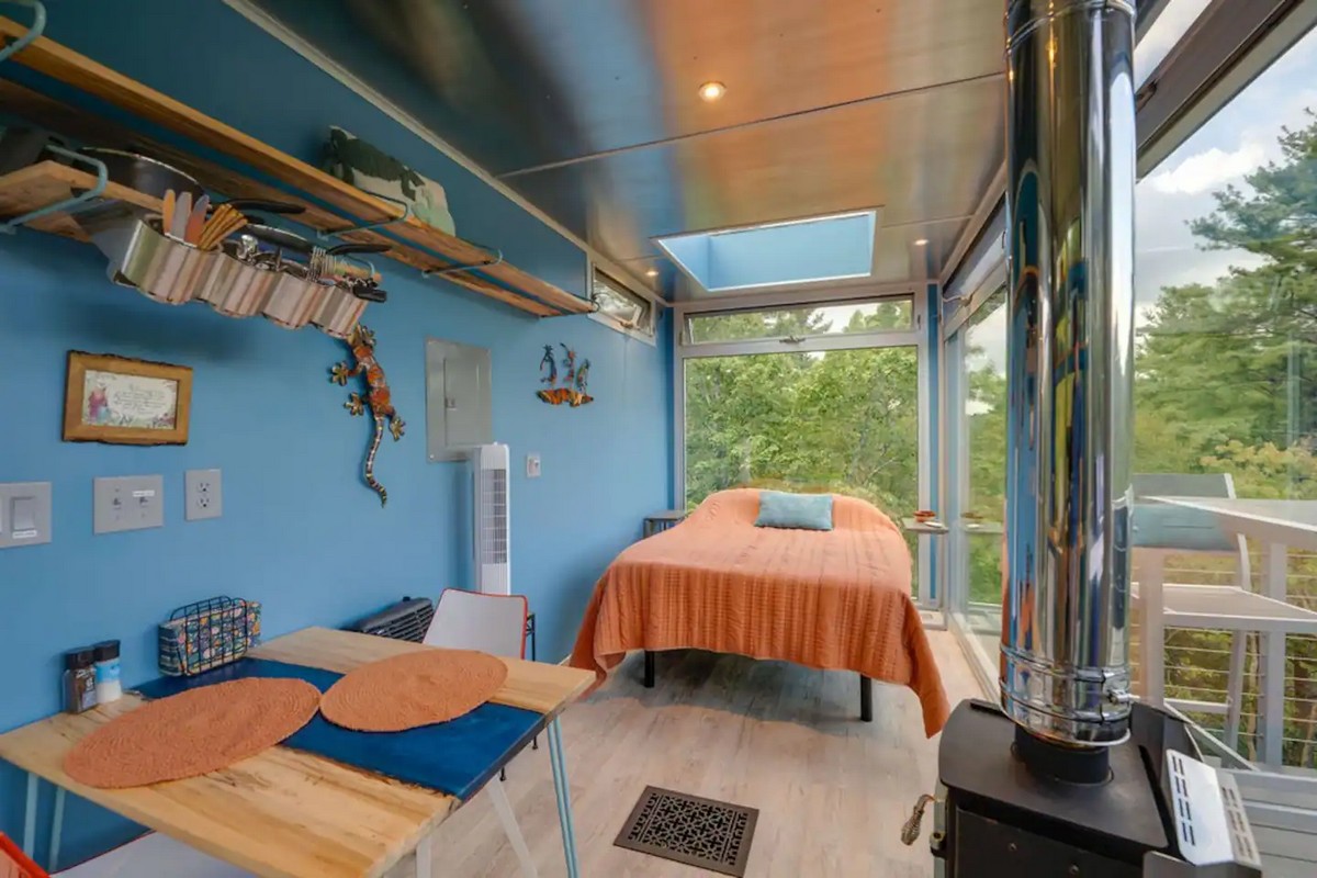 A curiosa casa de contêiner suspensa na Georgia 132546260 original | Arquitetura | arquitetura, casa, contêiner, curioso, floresta