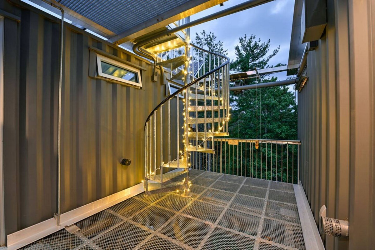 A curiosa casa de contêiner suspensa na Georgia 132548424 original | Arquitetura | arquitetura, casa, contêiner, curioso, floresta