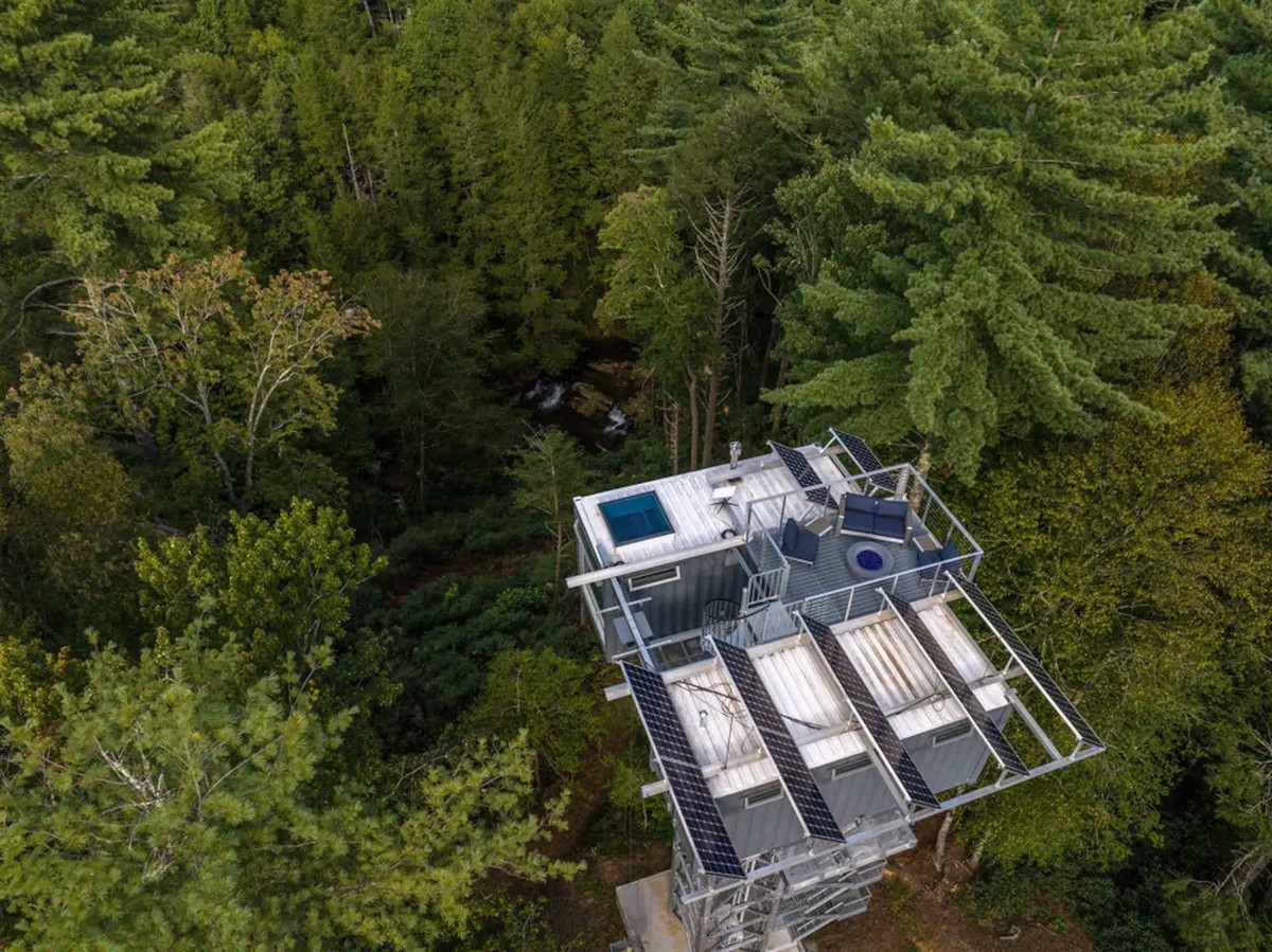 A curiosa casa de contêiner suspensa na Georgia 132549517 original | Arquitetura | arquitetura, casa, contêiner, curioso, floresta