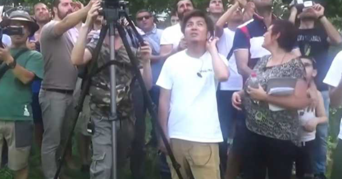 o povo se junta para registrar um fenômeno ufologico numa praça de Milão o povo se junta para registrar um fenômeno ufologico numa praça de Milão