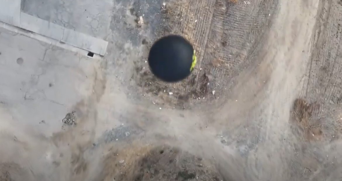 Estranho video de uma esfera preta levitando registrado de perto por um drone em 4K momentozoom | Video | estranho esfera, mistério, polêmica, video